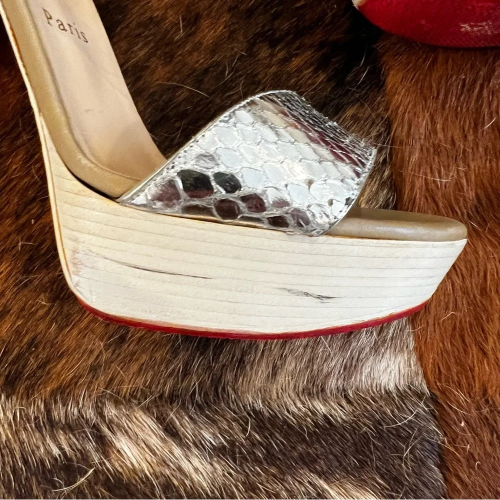 Taylor Swift: Christian Louboutin “Dufoura” Sandals in Smoke/Silver/White - Picture 9 of 15